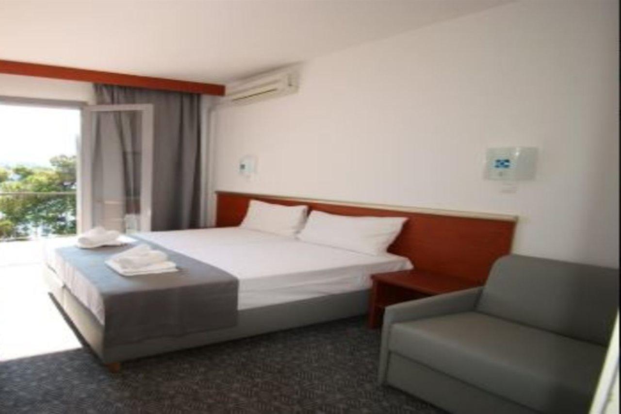 Hotel Lumbarda Exterior photo