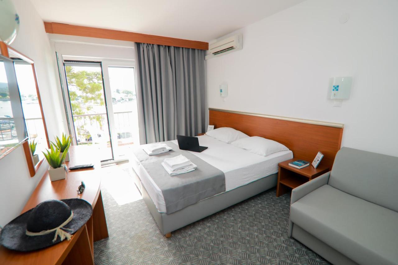 Hotel Lumbarda Exterior photo
