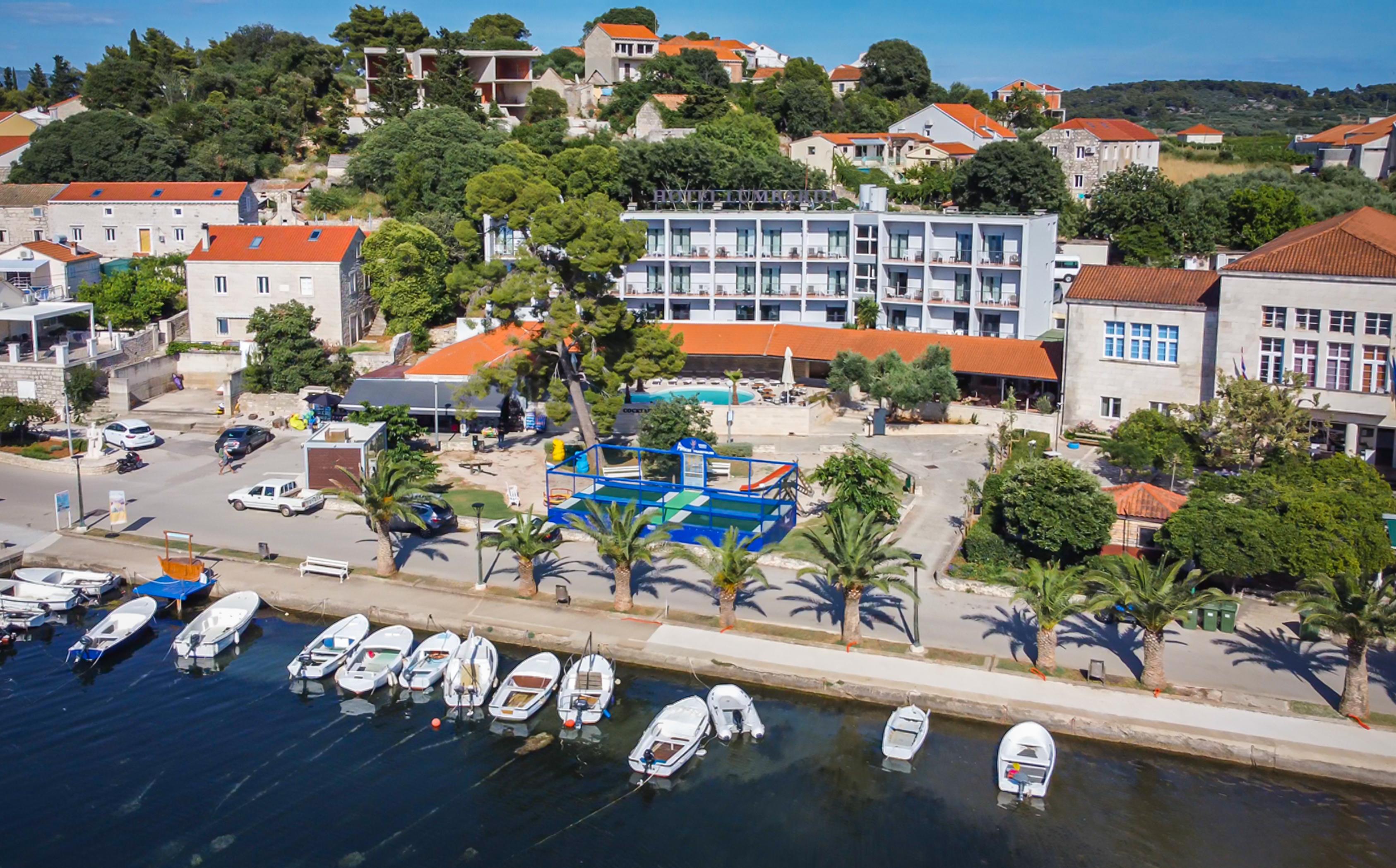 Hotel Lumbarda Exterior photo